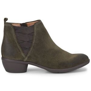NWT 🛍️ Comfortiva Olive Suede Memory Foam Booties